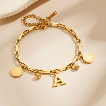 Pulsera de cadena paperclip dorada con charm de la letra A, charms de moneda redondos y charms de cuentas