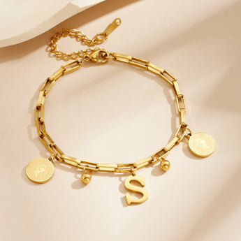 Pulsera de cadena paperclip dorada con charm de la letra S, charms de moneda redondos y charms de cuentas