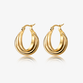 Aretes de aro triple trenzado en tono dorado con cierre de bisagra sobre fondo blanco