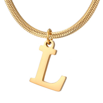 Dije de inicial L en tono dorado con cadena de serpiente, primer plano