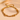Pulsera de cadena en capas con cuentas en tono dorado y cadena extensora sobre superficie color durazno