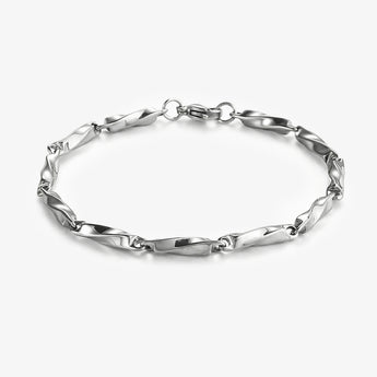 Pulsera de eslabones retorcidos de acero de titanio en tono plateado sobre fondo blanco