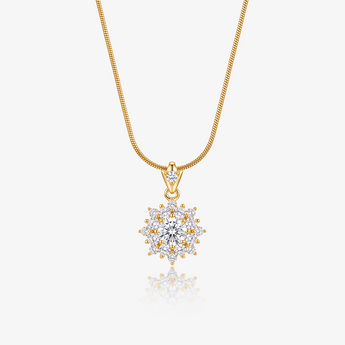 collar dorado con dije de copo de nieve de circonitas cúbicas sobre cadena de serpiente