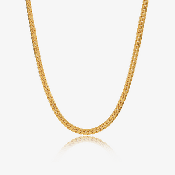 Collar de cadena cubana en tono dorado sobre fondo blanco