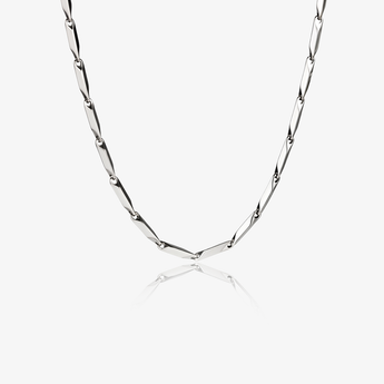 Collar de cadena de eslabones rómbicos en tono plateado sobre fondo blanco