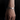 Pulsera zodiacal en tono plateado en una muñeca sobre fondo oscuro