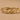 Dos anillos abiertos envolventes dorados grabados con los textos Forever y Love U sobre una superficie beige