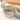 Collares de cadena cubana en tono dorado y plateado sobre una escultura beige